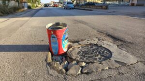 Scopri di più sull'articolo Agrigento – Fusto di olio per friggere usato per segnalare una buca killer in viale Cannatello