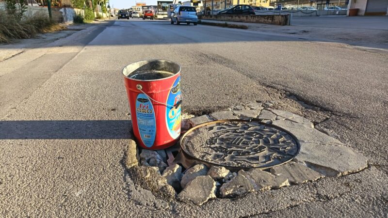 Al momento stai visualizzando Agrigento – Fusto di olio per friggere usato per segnalare una buca killer in viale Cannatello