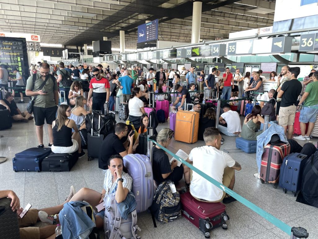 Al momento stai visualizzando Agrigento – Ancora cenere a Catania, voli sospesi all’aeroporto fino alle 14.30