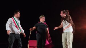 Scopri di più sull'articolo Agrigento – Il teatro che abbatte ogni confine: “Gli Uccelli” di Aristofane incanta e commuove