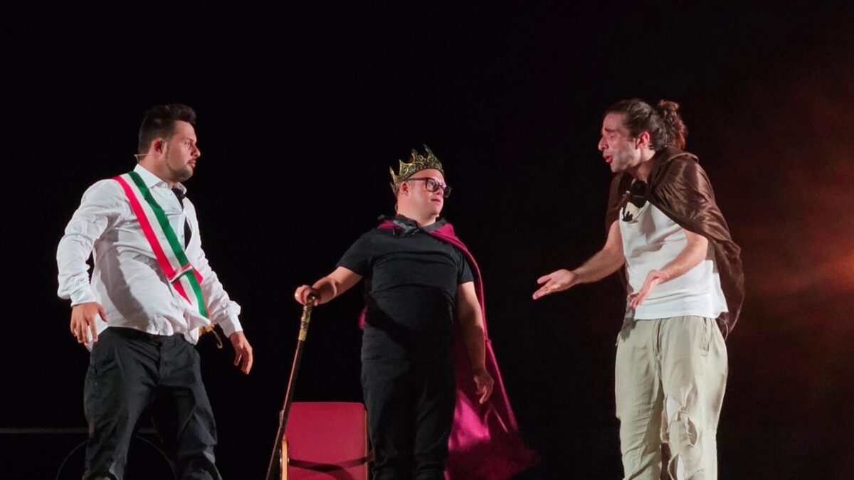 Al momento stai visualizzando Agrigento – Il teatro che abbatte ogni confine: “Gli Uccelli” di Aristofane incanta e commuove