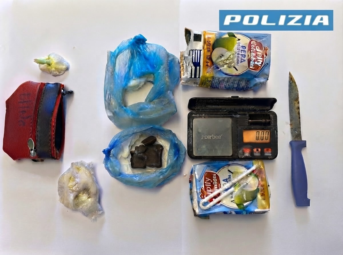 Al momento stai visualizzando Agrigento – La Polizia di Stato arresta due giovani che nascondevano lo stupefacente nei succhi di frutta 