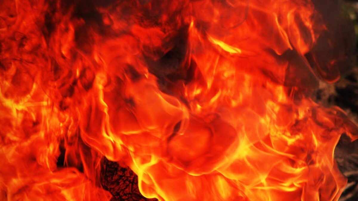 Al momento stai visualizzando Agrigento – Fiamme all’ingresso di Ribera, paura per un incendio di sterpaglie: in azione anche un elicottero