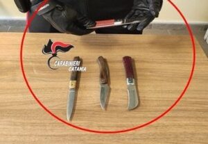 Scopri di più sull'articolo Agrigento – Sorpreso in giro con 4 coltelli a serramanico: denunciato