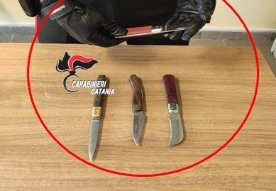 Al momento stai visualizzando Agrigento – Sorpreso in giro con 4 coltelli a serramanico: denunciato