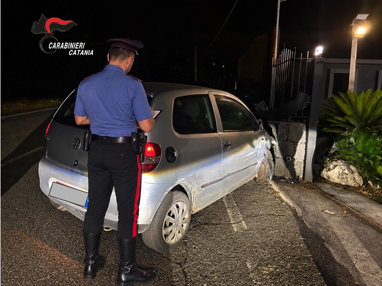Al momento stai visualizzando Agrigento – Ruba un’auto e si schianta contro un muro, denunciato