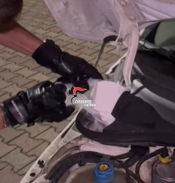 Al momento stai visualizzando Agrigento – Oltre 300 grammi di cocaina nascosti nel vano motore: arrestati due giovani 