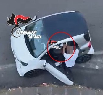 Al momento stai visualizzando Agrigento – Spacca il finestrino e ruba 5 borse griffate, arrestato