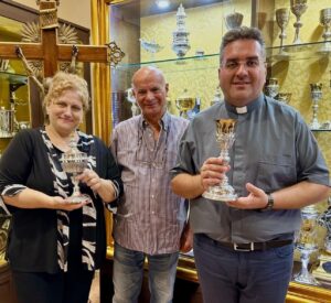 Al momento stai visualizzando Agrigento – La Professoressa Irene Catarella dona i preziosi calice e pisside al Santuario di Gesù Nazareno