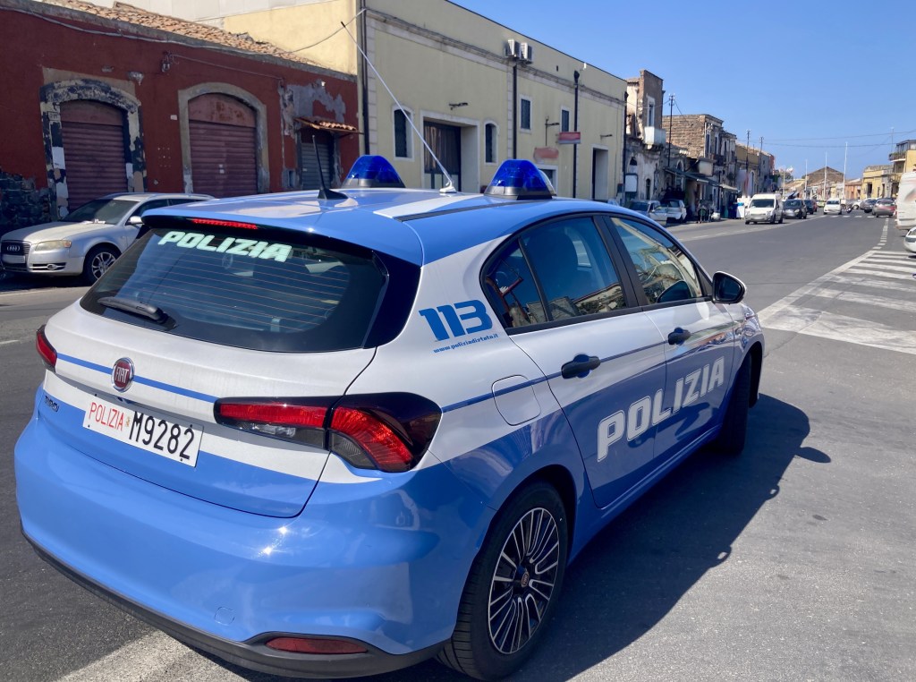 Al momento stai visualizzando Agrigento – Vede i poliziotti e lancia una pistola mentre sfreccia con la moto: arrestato 16enne