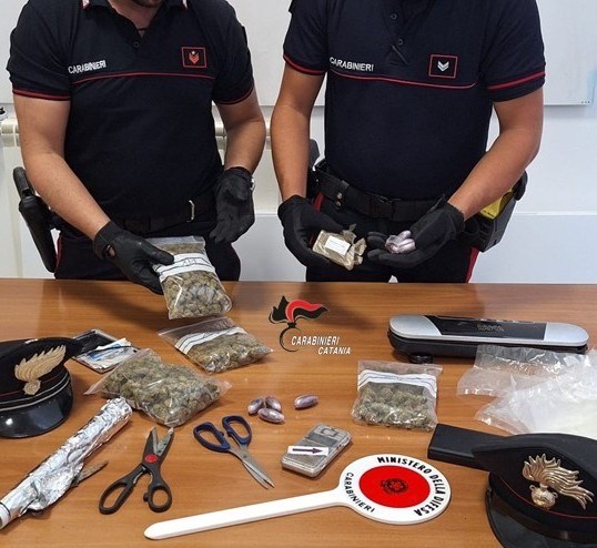 Al momento stai visualizzando Agrigento – In casa con sacchi pieni di droga: arrestati due giovani