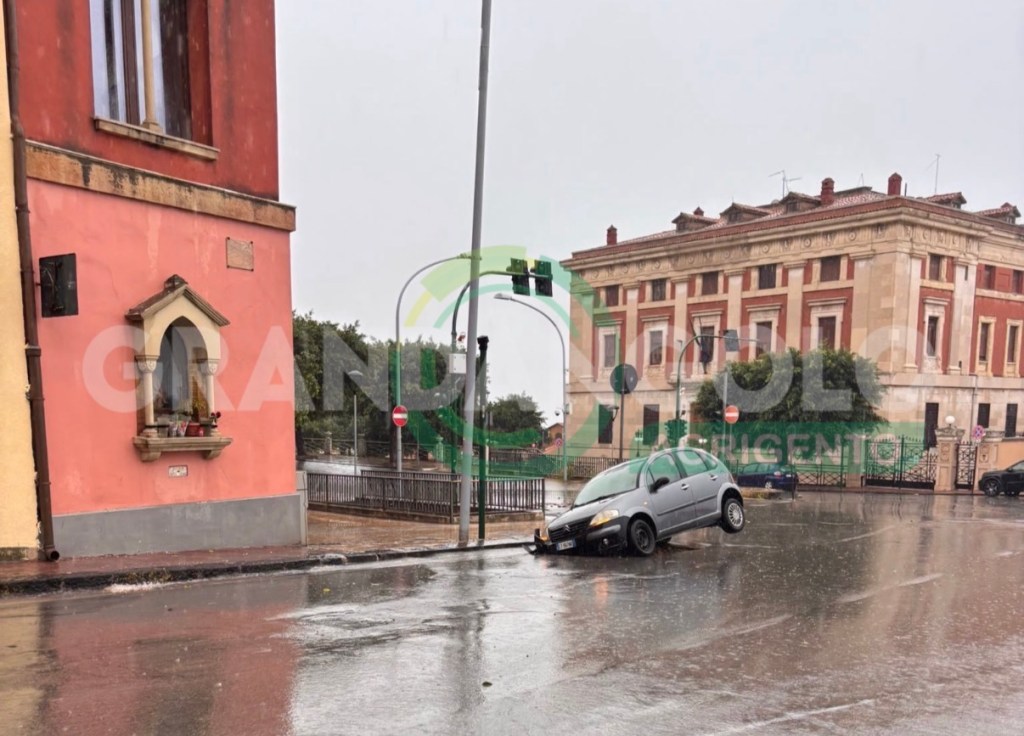 Al momento stai visualizzando Agrigento, finisce con l’ auto dentro scavo non transennato: conducente illeso