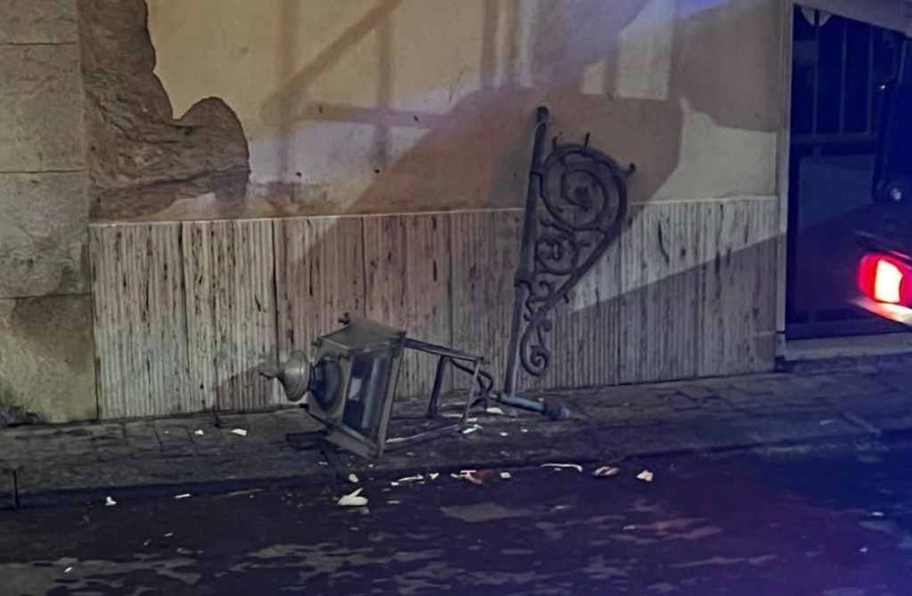 Al momento stai visualizzando Agrigento – Licata, crolla un lampione in piazza Duomo: ferito lievemente un ragazzo