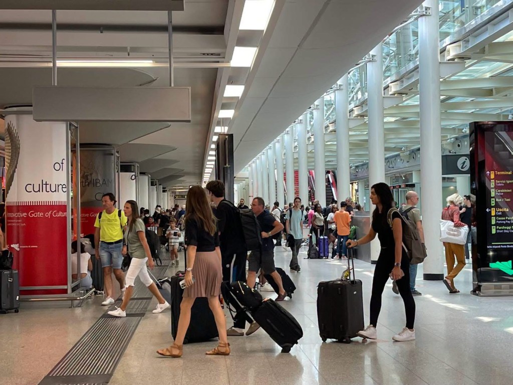 Al momento stai visualizzando Agrigento – Disagi all’aeroporto di Catania, l’associazione Codici  attiva sportelli assistenza