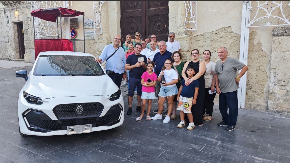 Al momento stai visualizzando Agrigento – Consegnata la Renault Clio al vincitore del primo premio della lotteria San Giuseppe