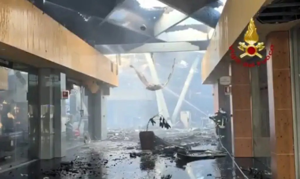 Al momento stai visualizzando Agrigento – Incendio al centro commerciale Conca d’Oro di Palermo, avviate le indagini. I vigili del fuoco spengono gli ultimi focolai / Video