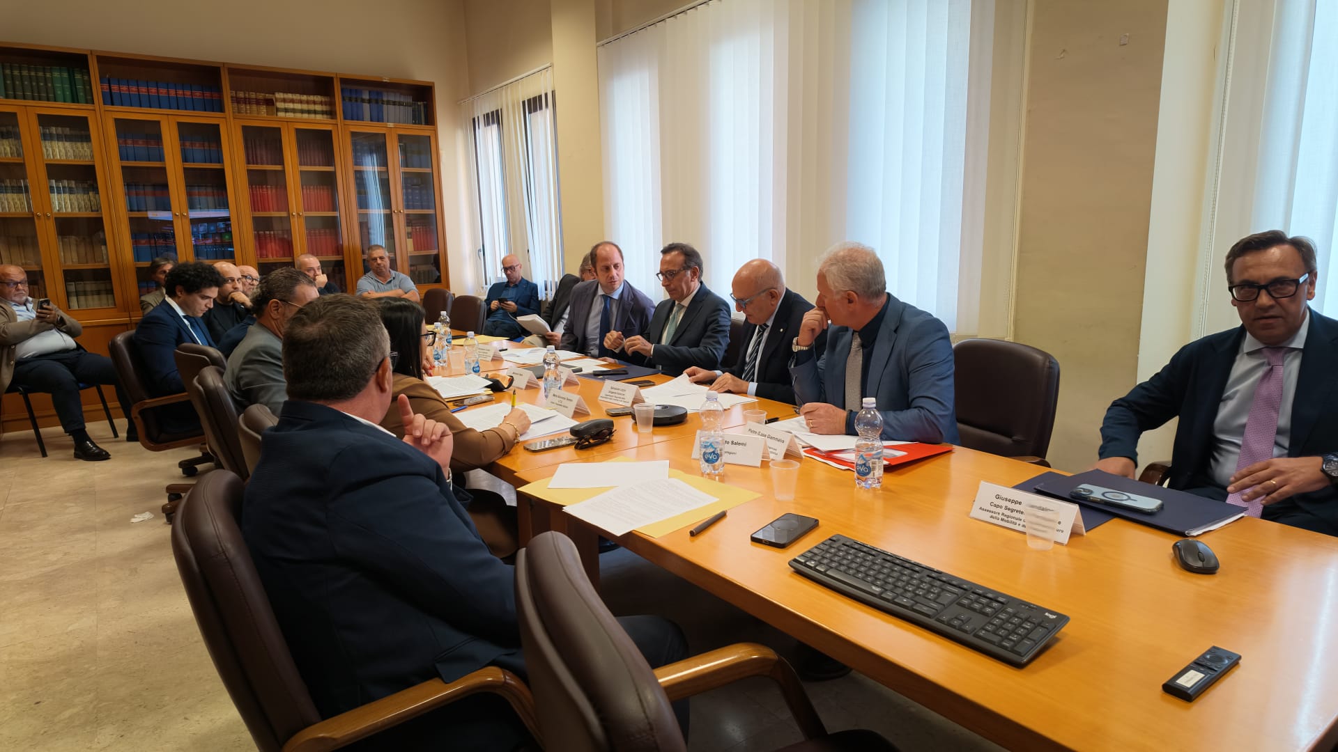 Al momento stai visualizzando Agrigento – Caro carburanti, Aricò incontra gli autotrasportatori
