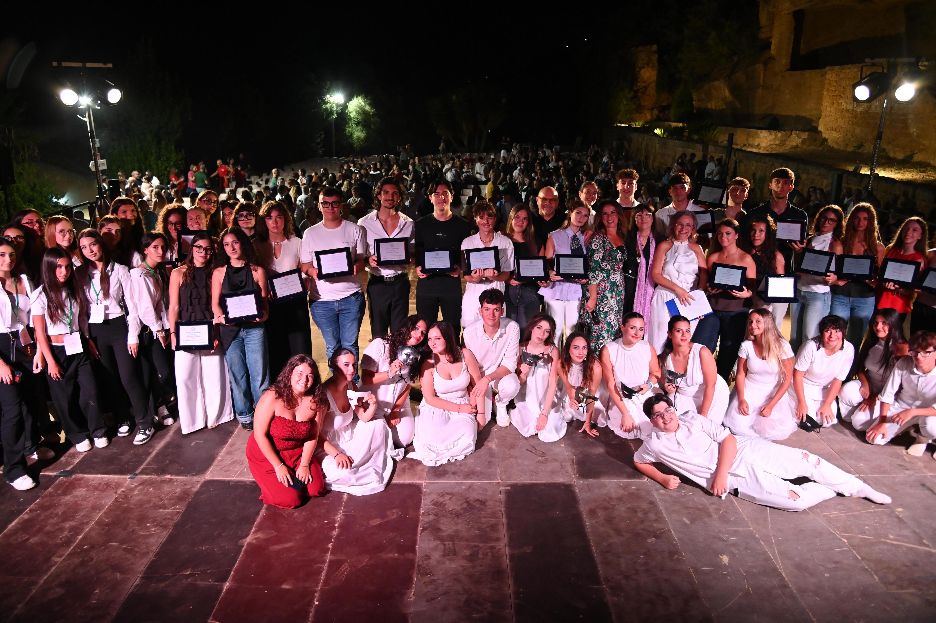 Al momento stai visualizzando Agrigento – “Vivi, Pagliaccio!” conquista il Teatro dell’Efebo: standing ovation per i ragazzi del King. Spettacolo promosso da Accademia Palladium