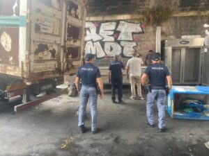 Scopri di più sull'articolo Agrigento – Tavoli e sedie abusive alla Pescheria, scatta l’operazione antidegrado della Polizia