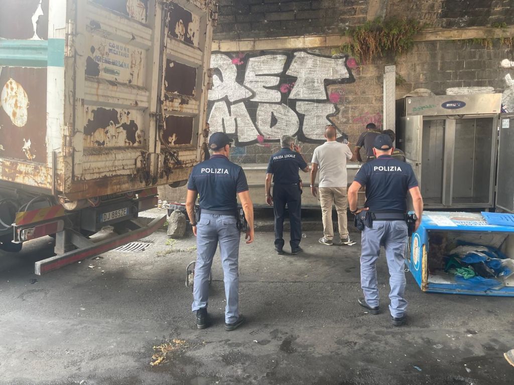 Al momento stai visualizzando Agrigento – Tavoli e sedie abusive alla Pescheria, scatta l’operazione antidegrado della Polizia