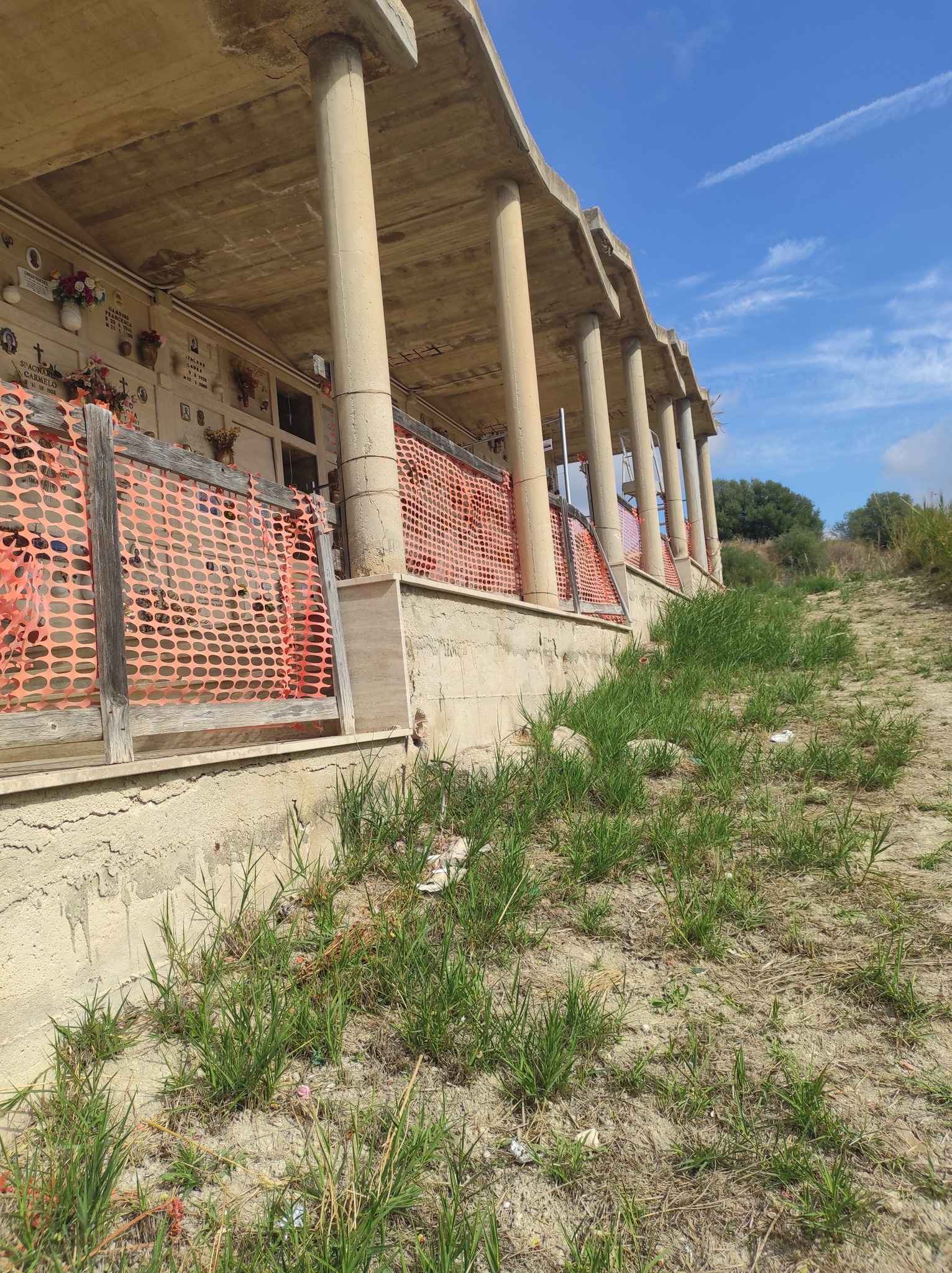 Al momento stai visualizzando Agrigento – Cimiteri, dopo anni di denunce adesso il Comune mette tutto nero su bianco. Riccobene certifica il disastro: e ora?