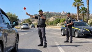 Scopri di più sull'articolo Agrigento – Cattolica Eraclea, tenta la fuga al posto di blocco: 30enne senza patente denunciato e multato per 6 mila euro