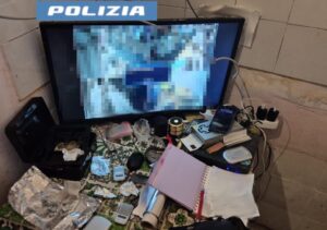 Scopri di più sull'articolo Agrigento – “Quanta ne vuoi?”, pusher propongono droga dalla feritoia sul portone d’ingresso: due arresti