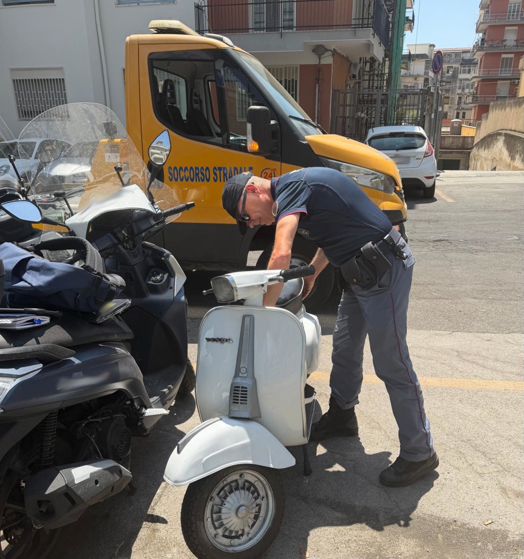 Al momento stai visualizzando Agrigento – Si presenta in commissariato a bordo di una Vespa rubata oltre 40 anni fa, denunciato