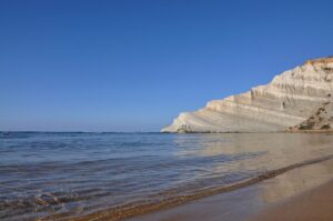 Scopri di più sull'articolo Agrigento – Professoressa e titolare di un resort di lusso alla Scala dei Turchi, dovrà restituire 270 mila euro 