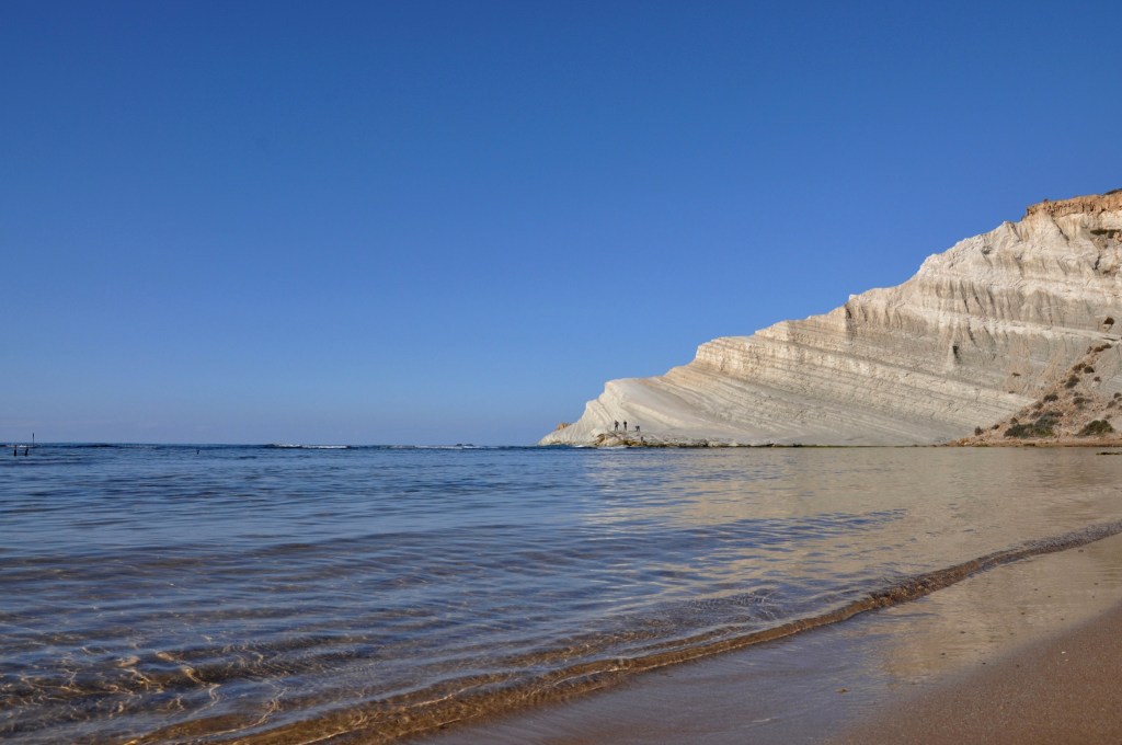 Al momento stai visualizzando Agrigento – Professoressa e titolare di un resort di lusso alla Scala dei Turchi, dovrà restituire 270 mila euro 
