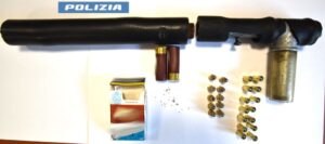 Scopri di più sull'articolo Agrigento – Tenta di gettare la droga nello scarico, aveva anche una pistola: arrestato 