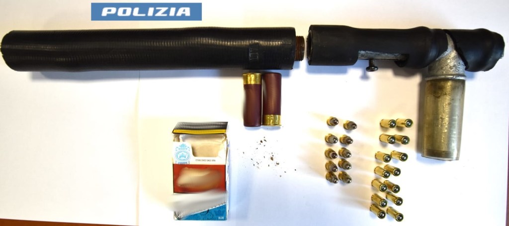 Al momento stai visualizzando Agrigento – Tenta di gettare la droga nello scarico, aveva anche una pistola: arrestato 