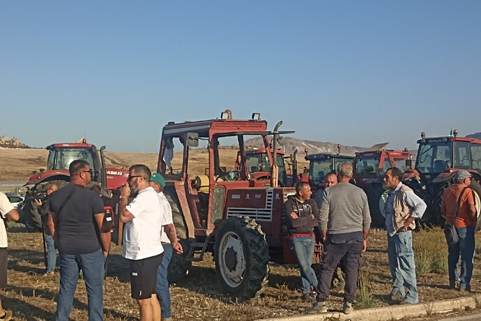 Al momento stai visualizzando Agrigento – Caro gasolio, stop trattori anche nel Nisseno