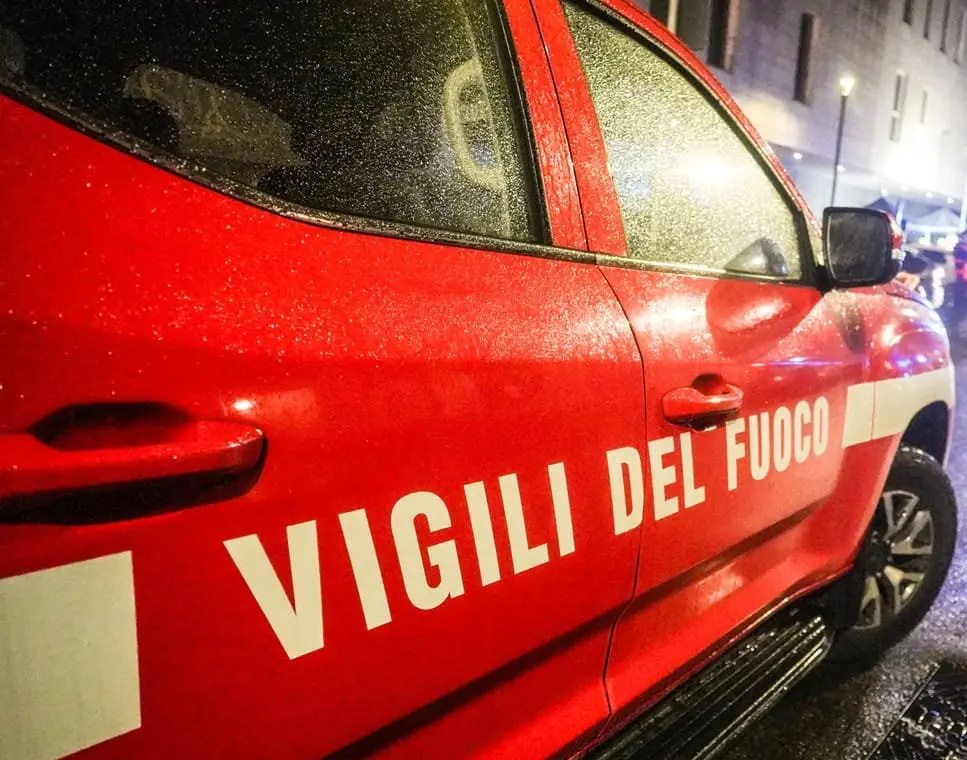 Al momento stai visualizzando Agrigento – Bruciato un Piaggio Porter di un operaio, trovata bottiglia con liquido infiammabile 