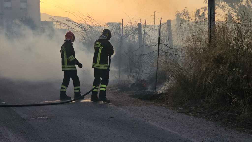 Al momento stai visualizzando Agrigento – Maxi incendio distrugge uliveto e minaccia abitazioni, piromane in azione?