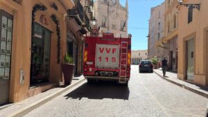 Scopri di più sull'articolo Agrigento – Paura in via Atenea, pezzo di cornicione crolla e sfiora passanti 