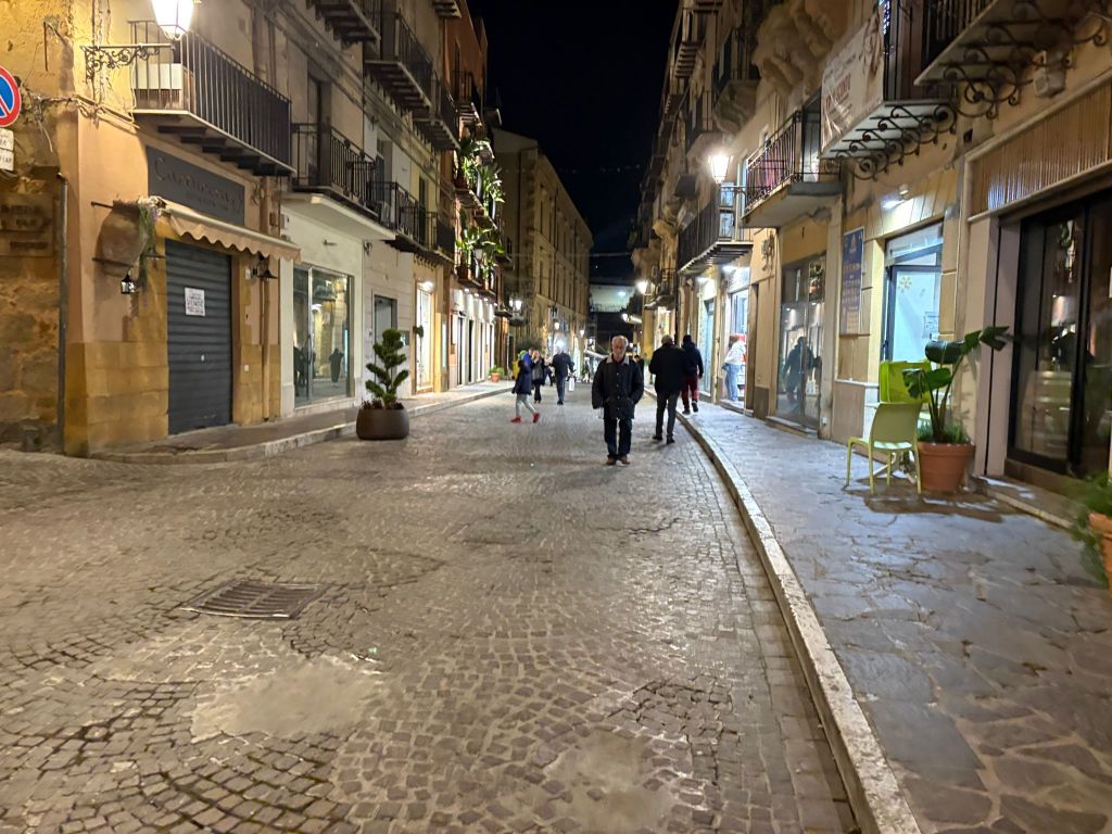 Al momento stai visualizzando Agrigento – Accerchiato e picchiato dal branco in via Atenea, 27enne finisce in ospedale 