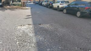 Scopri di più sull'articolo Agrigento, piazza Pirandello ridotta a un percorso a ostacoli: Pericolo davanti al Palazzo di città