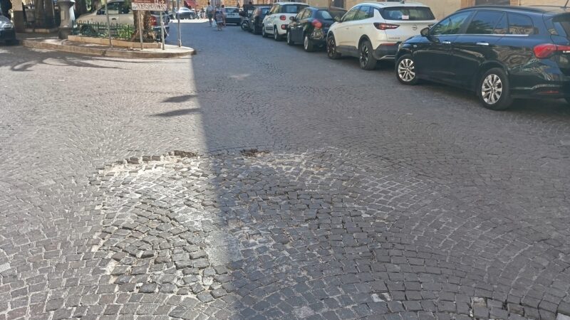 Al momento stai visualizzando Agrigento, piazza Pirandello ridotta a un percorso a ostacoli: Pericolo davanti al Palazzo di città