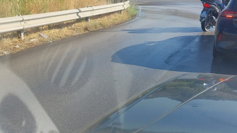 Al momento stai visualizzando Agrigento, alla Rotonda Giunone acqua potabile dispersa da oltre un mese: A un chilometro cittadini lasciati a secco