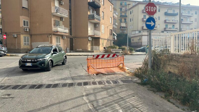 Al momento stai visualizzando Agrigento – Via Caruso Lanza, tre mesi per riparare una buca: La transenna “alla carlona” è ancora lì