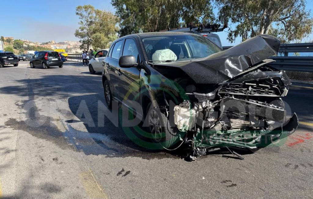 Al momento stai visualizzando Agrigento – Scontro tra auto al bivio per i lidi di Porto Empedocle, due feriti 