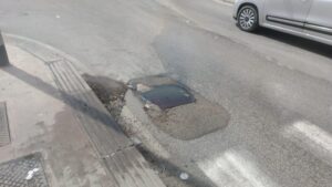 Scopri di più sull'articolo Agrigento – Quadrivio Spinasanta, esplode la fogna all’uscita dalle scuole: Puzza insopportabile e traffico rallentato