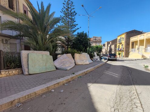 Al momento stai visualizzando Agrigento – Canicattì,    Gettati da incivili materassi in piazza Vespri. Zona ripulita