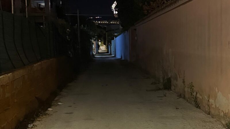 Al momento stai visualizzando Agrigento, intere strade al buio da metà agosto: «Il Comune non risponde più alle nostre chiamate»