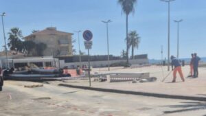 Scopri di più sull'articolo Agrigento, palo abbattuto a piazzale Giglia ancora acceso: A distanza di ore nessuno ha staccato la corrente