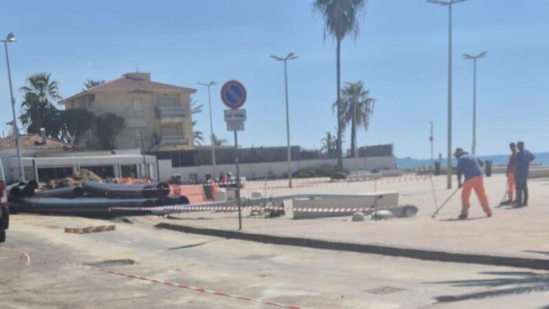 Al momento stai visualizzando Agrigento, palo abbattuto a piazzale Giglia ancora acceso: A distanza di ore nessuno ha staccato la corrente
