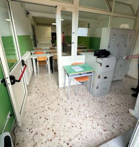 Scopri di più sull'articolo Agrigento, studenti costretti a stare in un’aula senza finestre; i genitori: “non manderemo i figli a scuola”