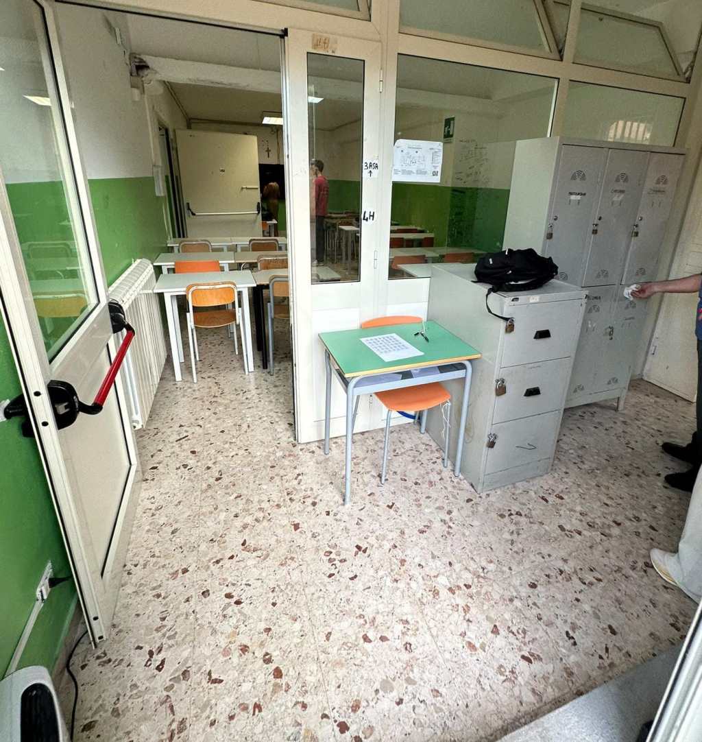 Al momento stai visualizzando Agrigento, studenti costretti a stare in un’aula senza finestre; i genitori: “non manderemo i figli a scuola”