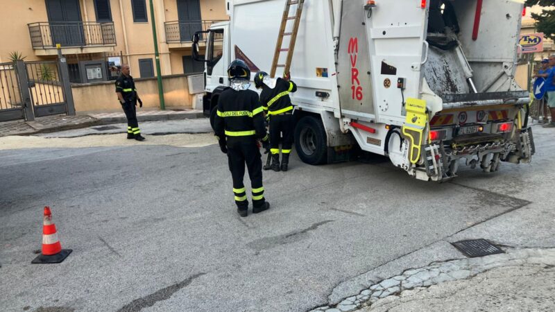 Al momento stai visualizzando Agrigento – Via Regione Siciliana, la strada cede sotto un camion dei rifiuti: Le immagini sollevano dubbi sui lavori